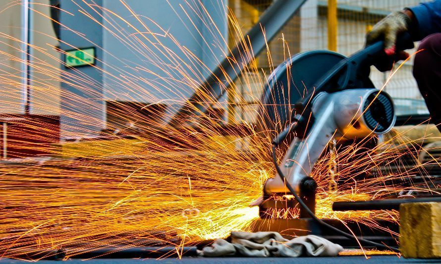 Foto de Anamul Rezwan: https://www.pexels.com/es-es/foto/sierra-de-corte-cortar-metal-con-chispas-1145434/