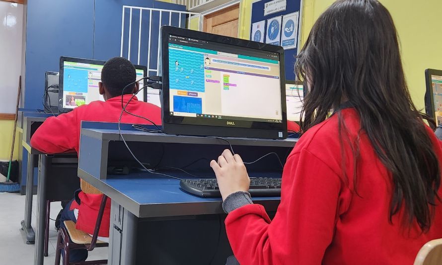 73% de las escuelas de pedagogía reconoce que  no cuenta con capacidad académica para enseñar Ciencias de la Computación a futuros docentes