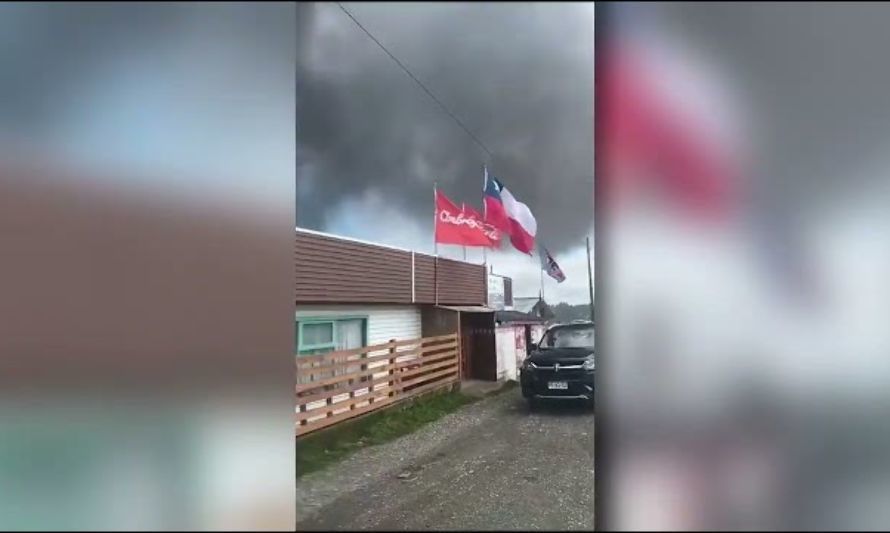 Incendio destruyo fábrica de productos plásticos en el acceso a Calbuco