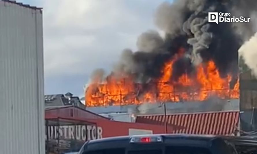 Mega incendio en centro de Valdivia moviliza a todas las compañías de bomberos