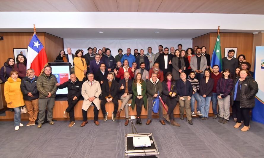 Autoridades y más de 70 empresarios y emprendedores del rubro turístico de la región de Los Lagos.