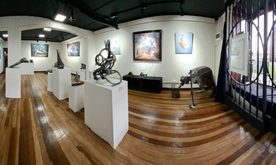 Exposición de arte presenta obras en metal y pinturas que cruzan la naturaleza y el mar