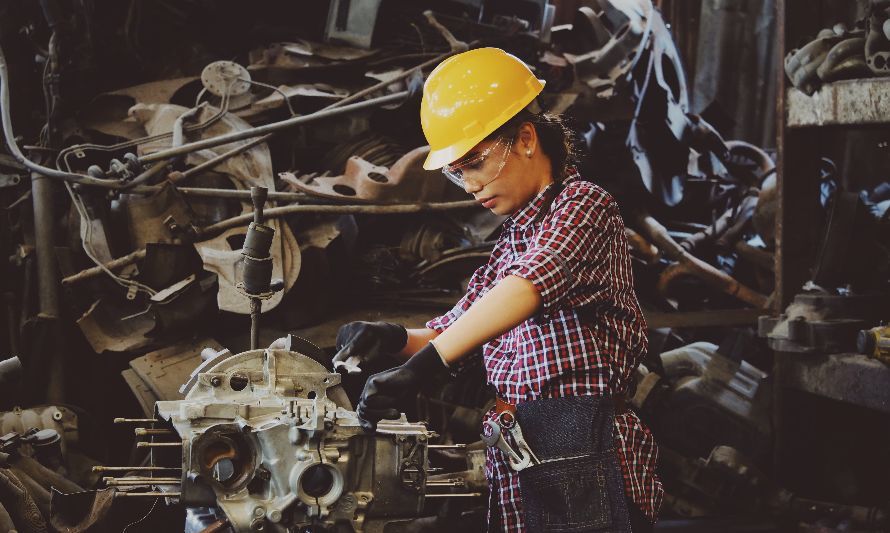 Foto de Chevanon Photography: https://www.pexels.com/es-es/foto/mujer-viste-casco-amarillo-sosteniendo-parte-del-vehiculo-1108101/