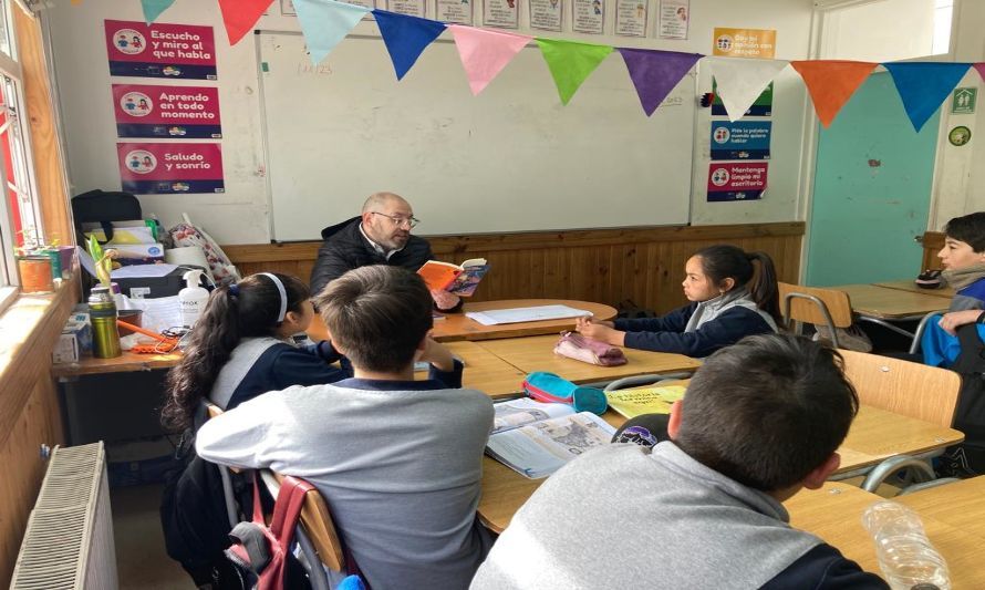 Escritor Francisco Ortega realizó gira por la cuenca del lago Llanquihue
