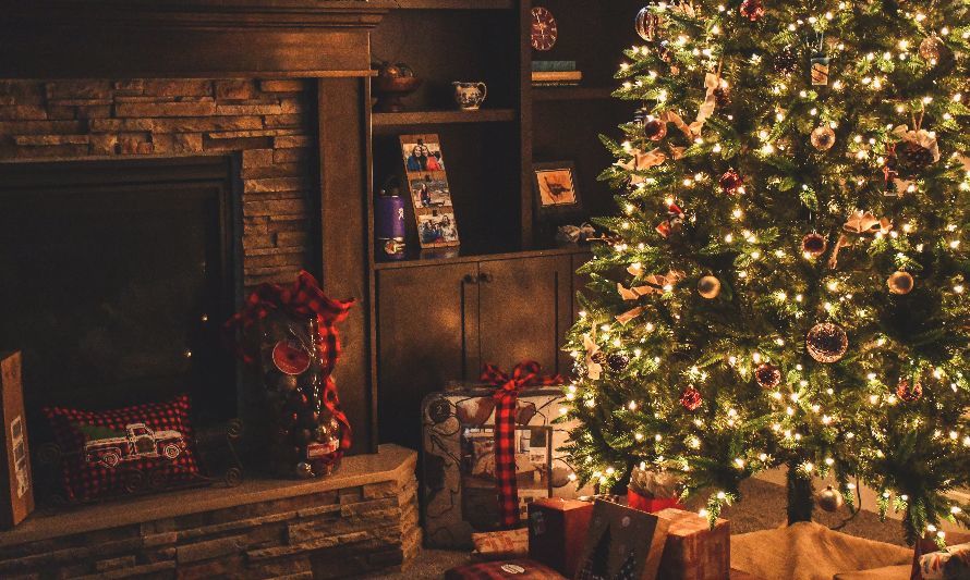 Foto de Brett Sayles: https://www.pexels.com/es-es/foto/arbol-de-navidad-iluminado-1708601/