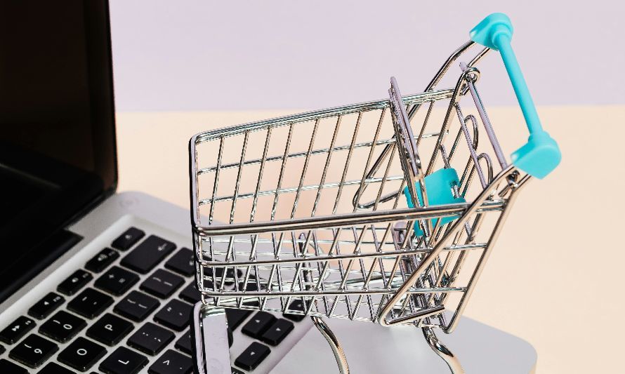 Foto de Karolina Grabowska: https://www.pexels.com/es-es/foto/mano-ordenador-portatil-internet-tecnologia-5632379/
