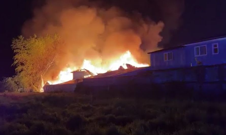 Fiscalía investiga a sujeto detenido: Habría iniciado incendio en casa de sus padres y en gimnasio de colegio