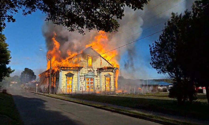 Incendio arrasó con la iglesia de Carelmapu