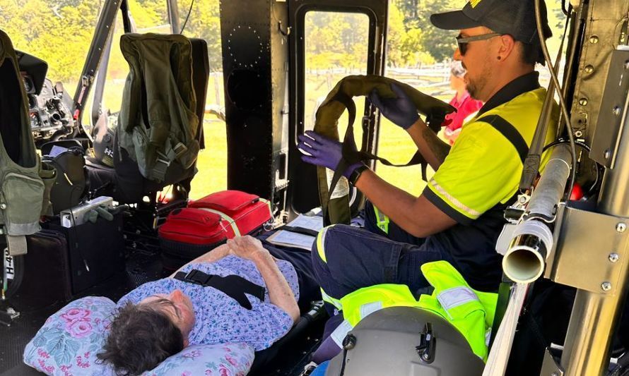 Helicóptero de la III Brigada Aérea traslada a mujer de 79 años desde Cochamó