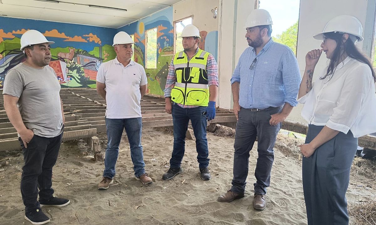 Ministro de Educación supervisa obras de reposición en escuelas rurales de Chonchi junto a autoridades locales