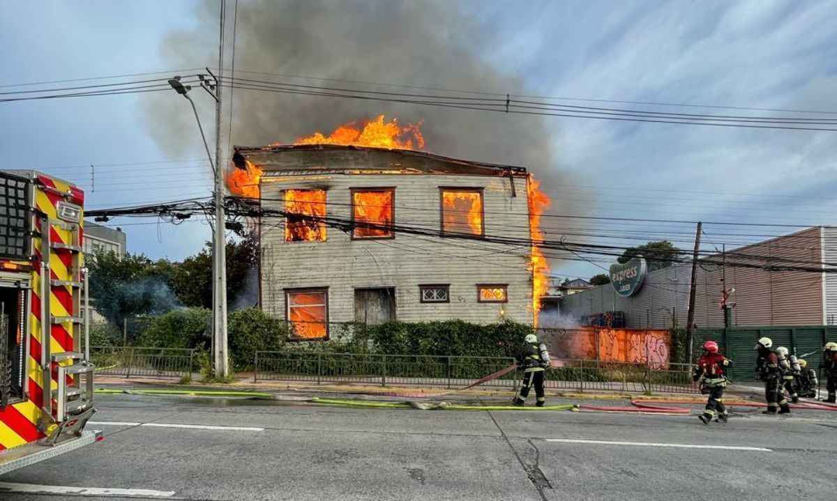 Nuevo golpe al patrimonio de Puerto Montt: incendio destruyó la Casa Ebel