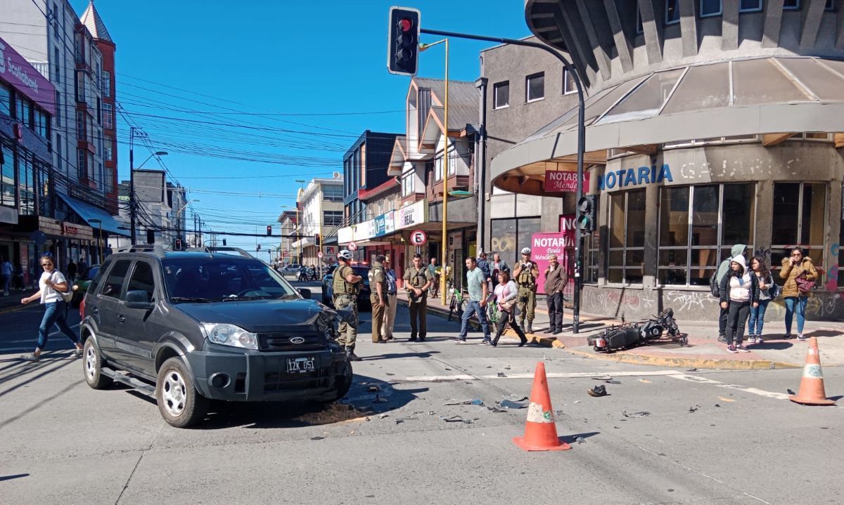 Motociclista quedó lesionado de gravedad tras colisionar con automóvil en el centro de Puerto Montt