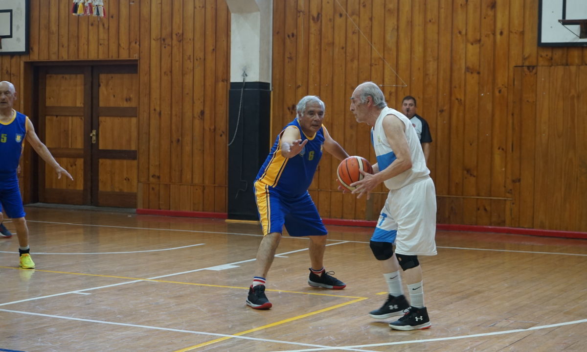 Salud Municipal realizó un centenar de atenciones en Maxibásquetbol de Puerto Montt