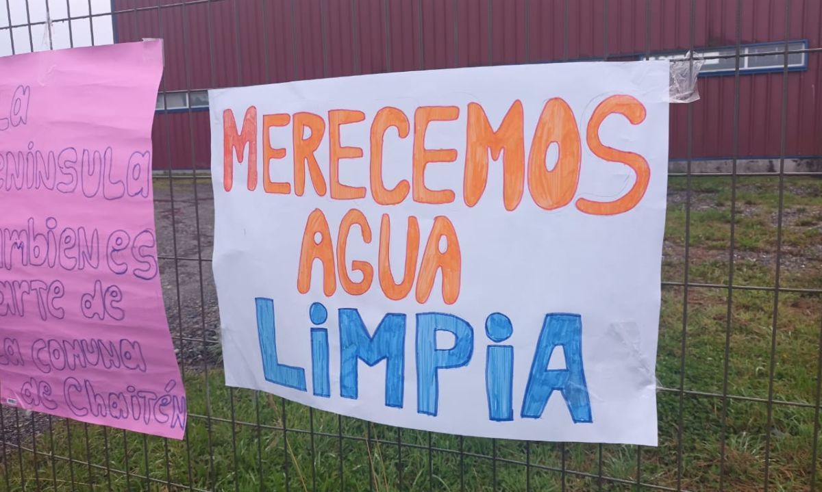 Padres y apoderados ocupan liceo en Ayacara por problemas con el agua potable