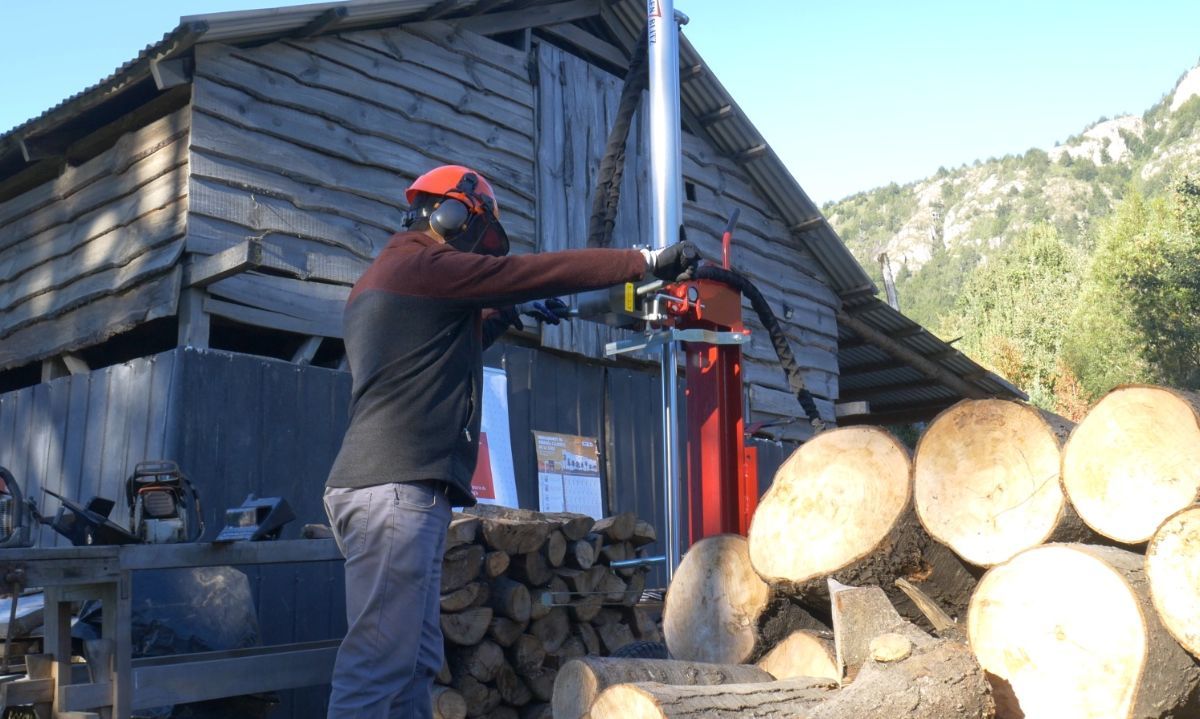 Inician la entrega de las primeras maquinarias para optimizar la producción de leña seca en la región 