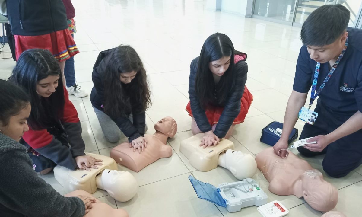 Estudiantes aprenden a tratar heridas y alimentación saludable en Feria de Enfermería