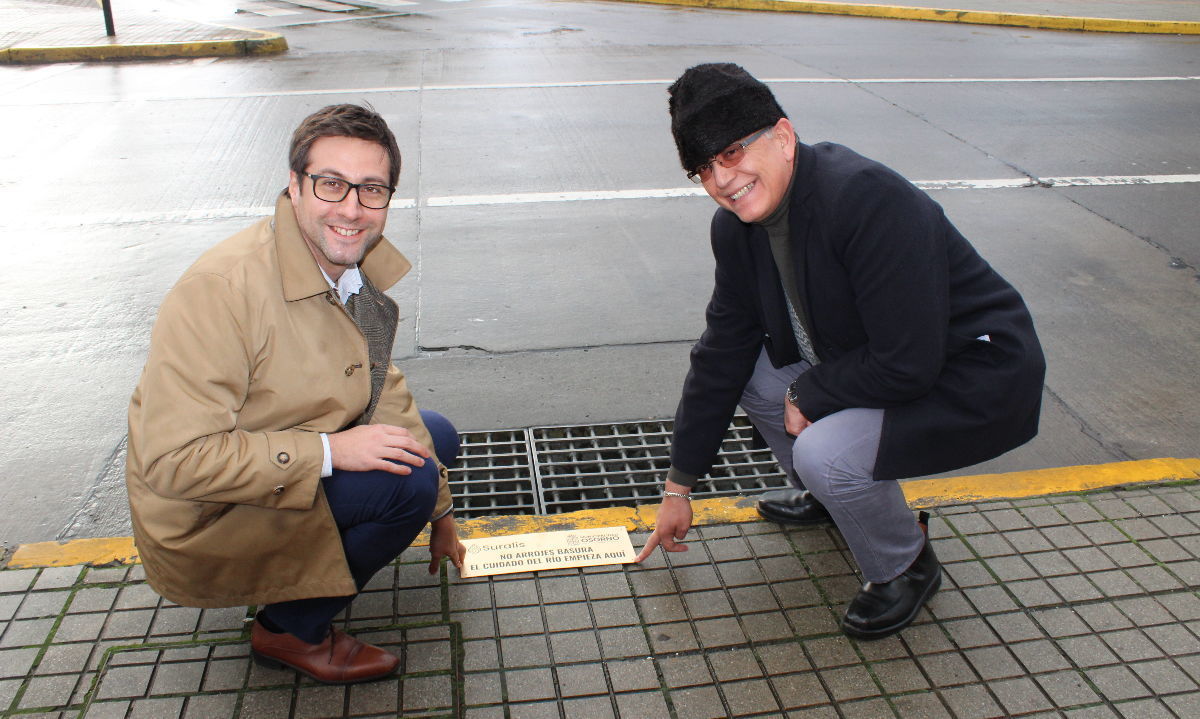 Inauguran novedosa placa que llama a cuidar el río Rahue en Osorno