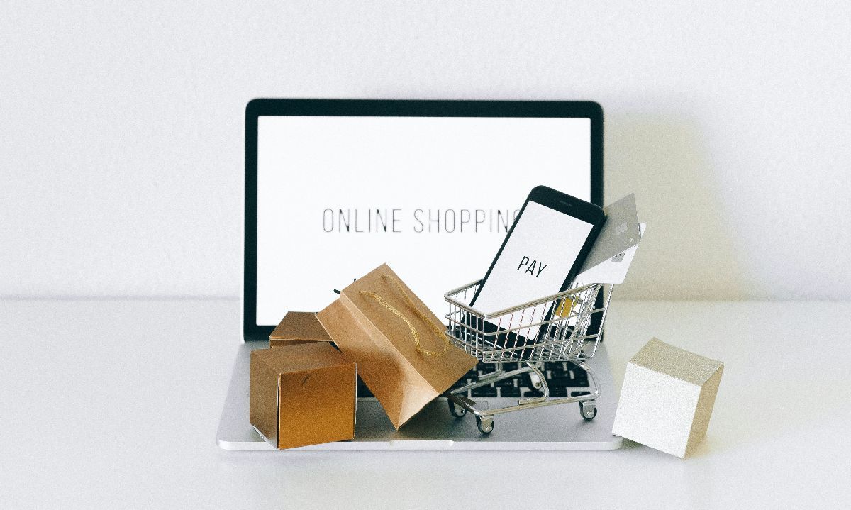 Foto de Nataliya Vaitkevich: https://www.pexels.com/es-es/foto/telefono-inteligente-ordenador-portatil-macbook-tecnologia-6214476/