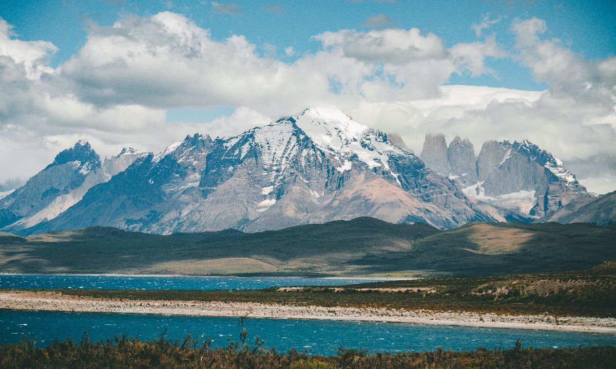 Foto de Luis Dalvan: https://www.pexels.com/es-es/foto/cuerpo-de-agua-cerca-de-la-montana-1684166/