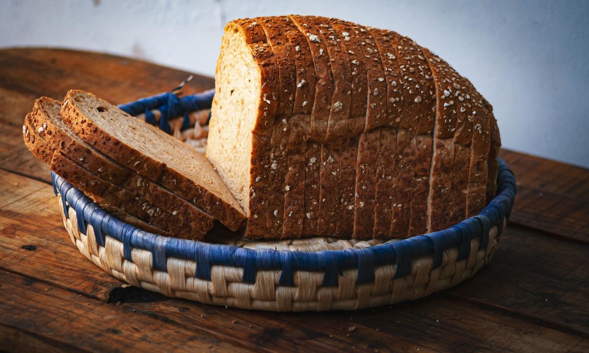 Foto de Arturo A: https://www.pexels.com/es-es/foto/pan-integral-en-cesta-de-mimbre-estilo-rustico-10672664/