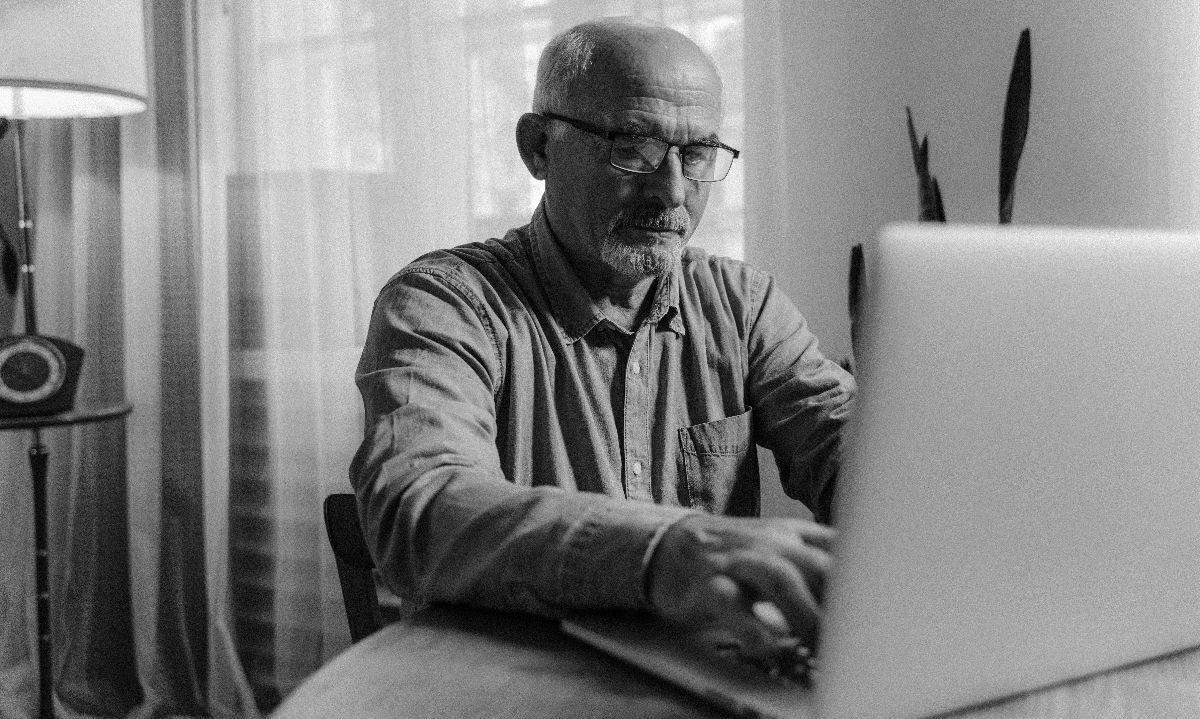 Foto de Tima Miroshnichenko: https://www.pexels.com/es-es/foto/blanco-y-negro-hombre-persona-ordenador-portatil-5708411/