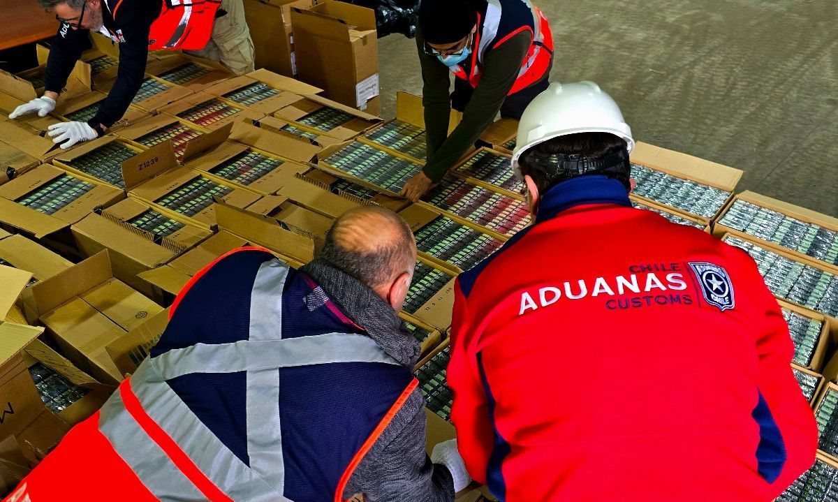 Ministerio Público, Aduanas y Policía de Investigaciones desbaratan red de tráfico de cigarrillos y lavado de activos que operaba en Punta Arenas