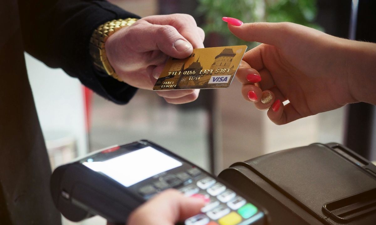 Ipsos Claves Consumidor: 2 de cada 5 chilenos se sienten culpables cuando gastan dinero en darse gustos personales