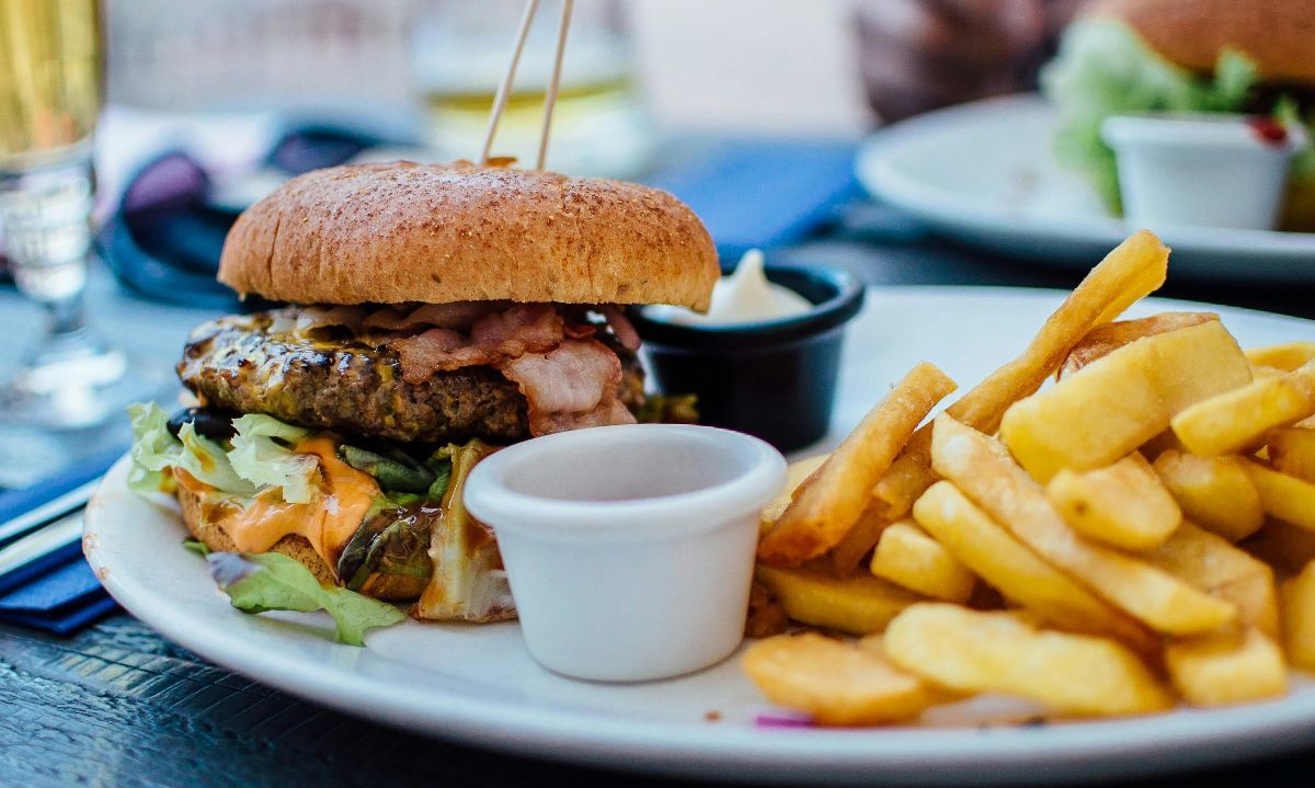 Foto de Robin Stickel: https://www.pexels.com/es-es/foto/papas-fritas-y-hamburguesa-en-plato-70497/