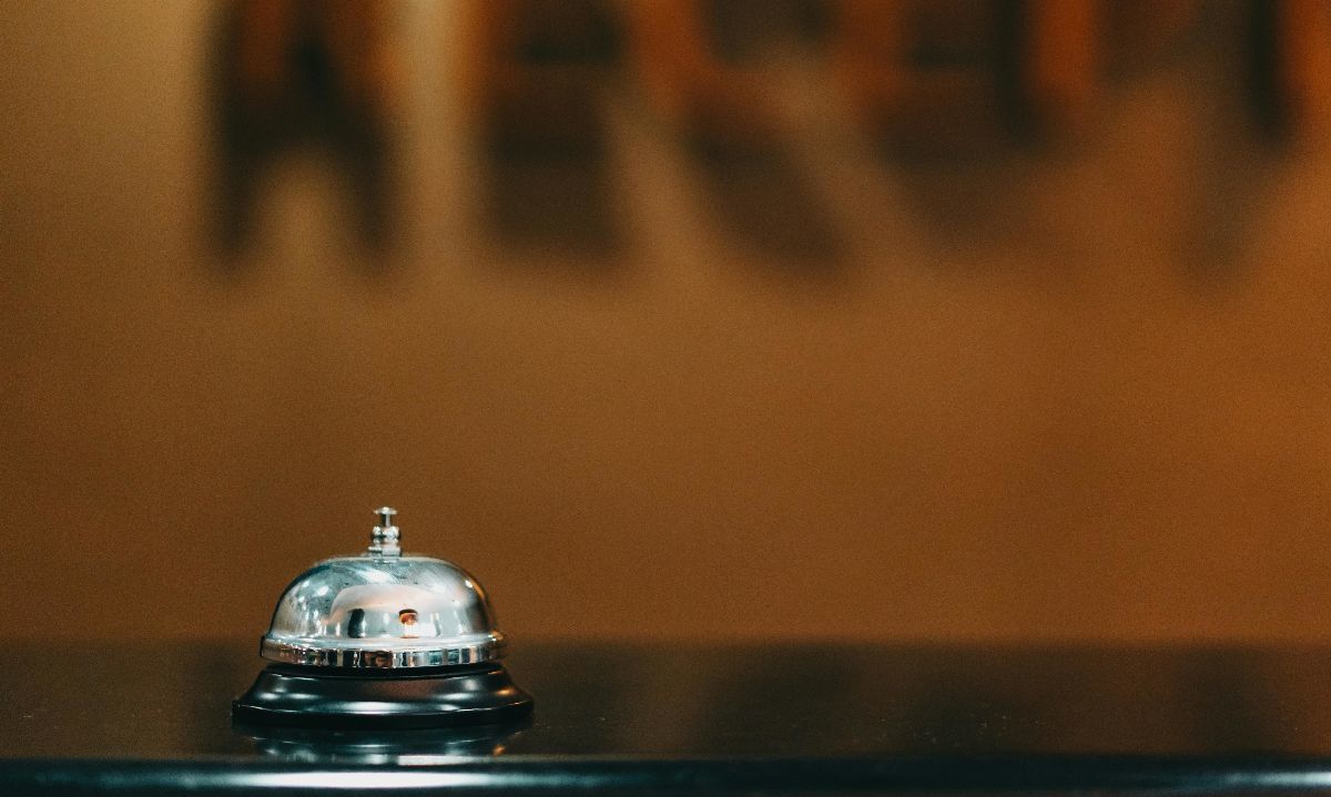 Foto de Mikhail Nilov: https://www.pexels.com/es-es/foto/plata-plateado-fondo-borroso-superficie-negra-7821343/