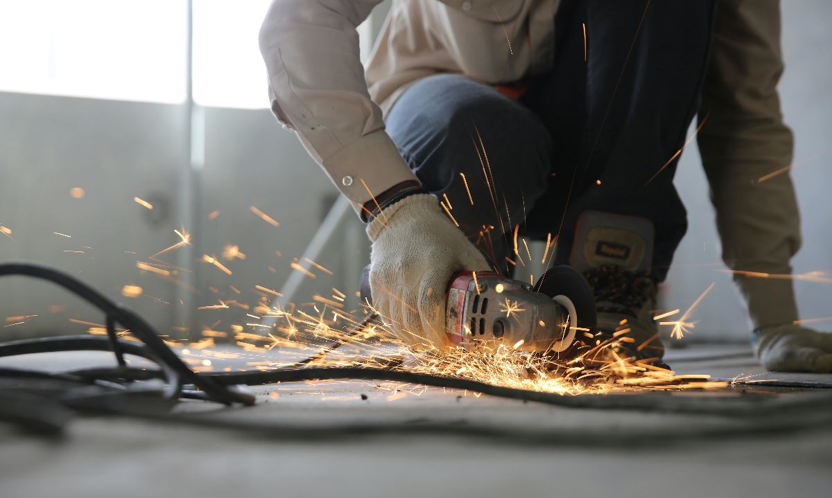 Foto de Anamul Rezwan: https://www.pexels.com/es-es/foto/persona-sosteniendo-amoladora-1216544/