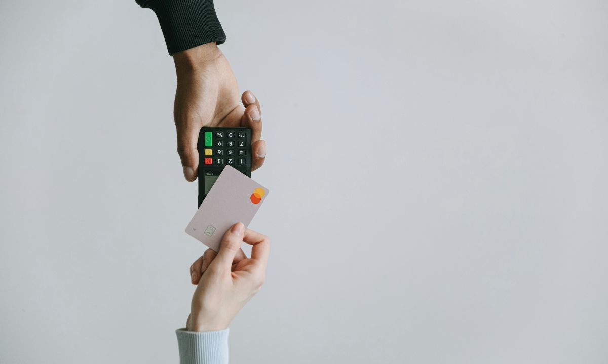 Foto de Ivan Samkov: https://www.pexels.com/es-es/foto/mano-conexion-tecnologia-sin-rostro-7621136/