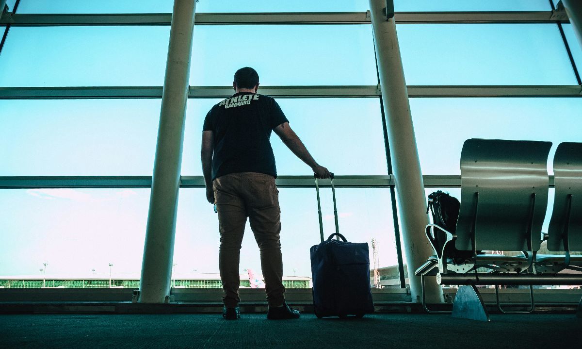 Foto de Victor Freitas: https://www.pexels.com/es-es/foto/hombre-sujetando-la-bolsa-de-equipaje-1381415/
