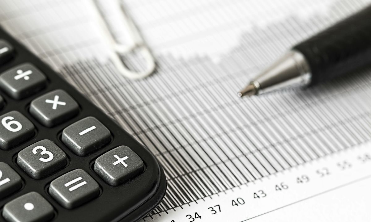 Foto de Pixabay: https://www.pexels.com/es-es/foto/calculadora-y-boligrafo-en-la-mesa-209224/