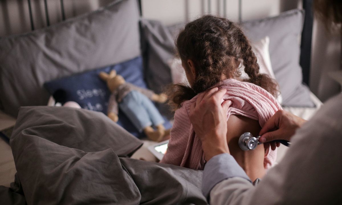 Foto de cottonbro studio: https://www.pexels.com/es-es/foto/habitacion-nino-doctor-adentro-5867700/