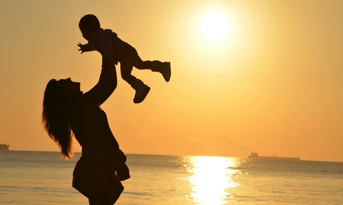 Foto de Pixabay: https://www.pexels.com/es-es/foto/mujer-proceso-de-llevar-bebe-en-playa-durante-ocaso-51953/