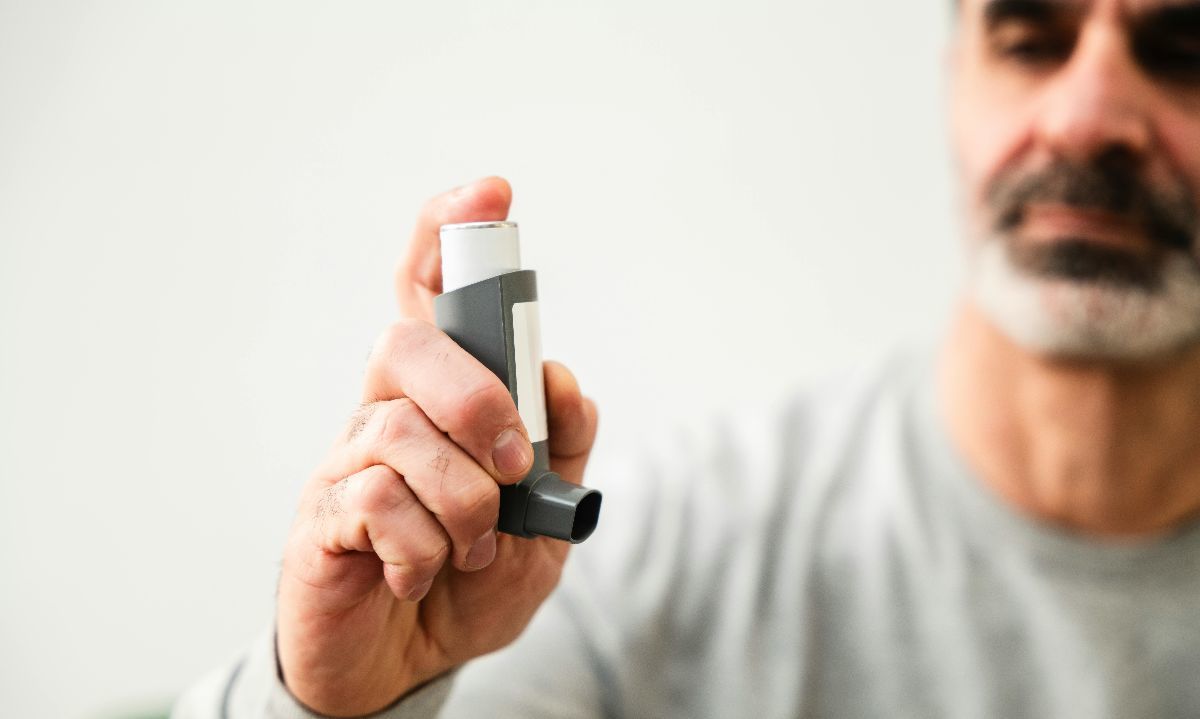 Foto de Cnordic Nordic: https://www.pexels.com/es-es/foto/hombre-que-usa-un-inhalador-para-la-salud-respiratoria-30428329/