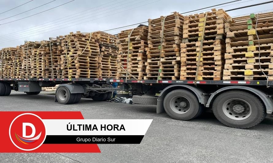 El hombre cayo entre el carro y el camión