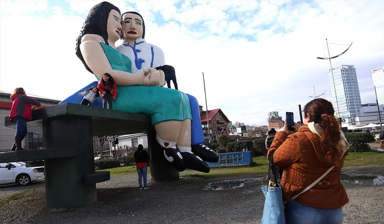Se quedan: votación determinó que estatua "Sentados Frente al Mar" se mantendrá en la costanera de Puerto Montt