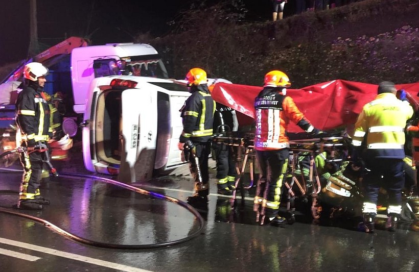 Colisión entre un camión y un minibus dejó a una persona fallecida en ruta costera que une Puerto Montt con Calbuco